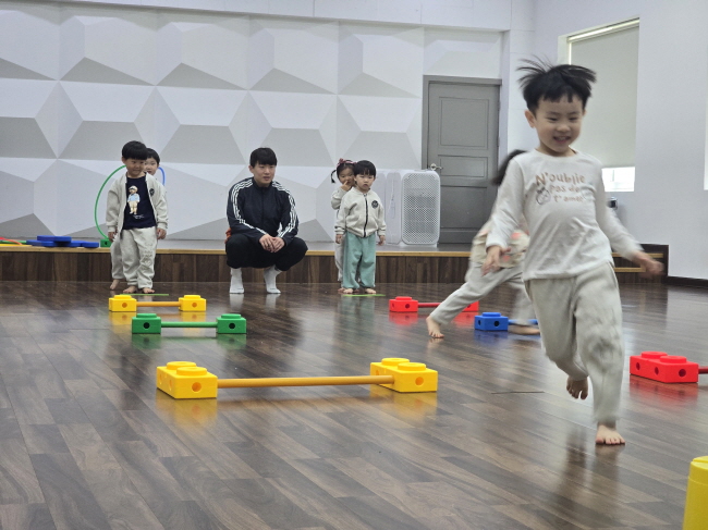 힘차게 움직이며 즐거운 체육시간을 보냈어요